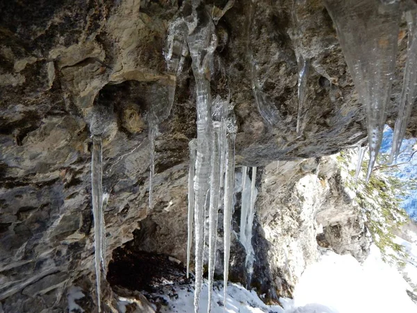 Detalhe de icicles em uma caverna — Fotografia de Stock