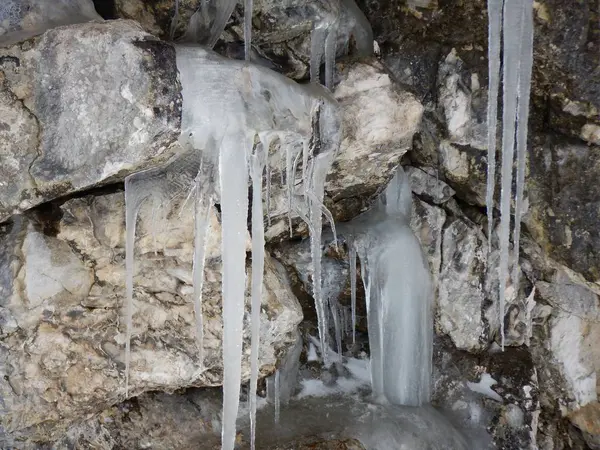 Detalhe de icicles em uma caverna — Fotografia de Stock