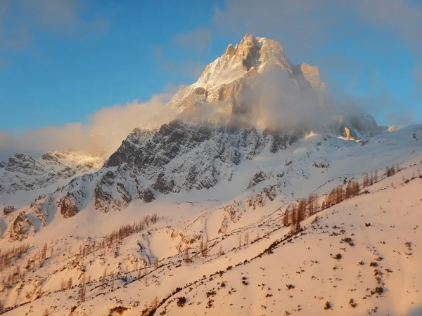 Prachtige winterlandschap van totes gebirge bergen — Stockfoto