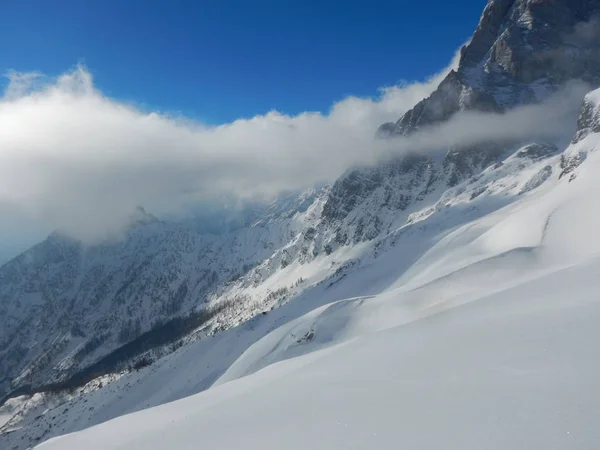 Bellissimo paesaggio invernale di totes gebirge montagne — Foto Stock