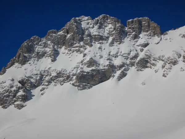 Vackra vinterlandskap av totes gebirge berg — Stockfoto