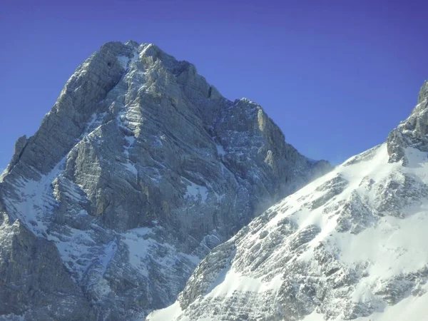 美丽的冬天景观的大手提包独特山 — 图库照片