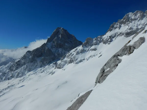 Bellissimo paesaggio invernale di totes gebirge montagne — Foto Stock