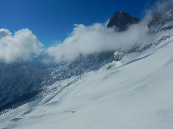 Красивый зимний пейзаж из тотализаторов горы gebirge — стоковое фото