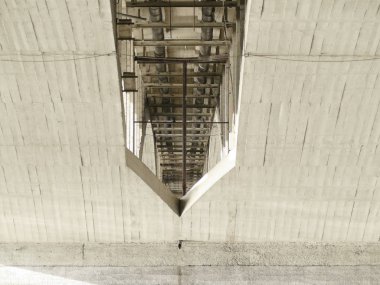 kemerli köprü altında beton yapı