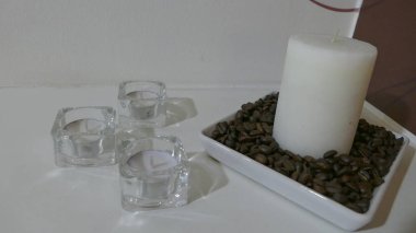 bir tam kahve çekirdekleri ile beyaz dekoratif mum