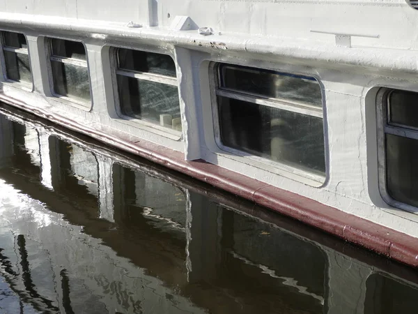 Bootsfenster spiegeln sich im Wasserstand wider — Stockfoto