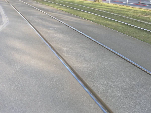 Spårvagn spår med järnväg och gräs — Stockfoto