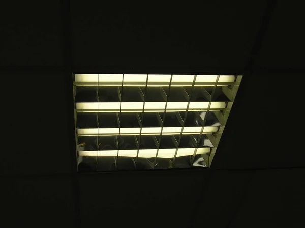 Lampa sufitowa kwadratów na ciemnym tle — Zdjęcie stockowe