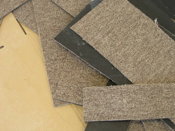 Proceso de fabricación de alfombras en un nuevo piso —  Fotos de Stock
