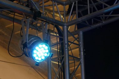 ışık ve sahne reflektör gölgesi