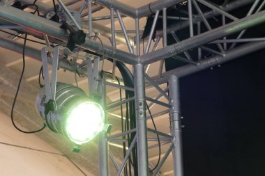 ışık ve sahne reflektör gölgesi