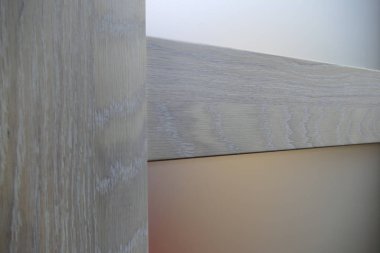 ahşap bir kapı ile cam detay