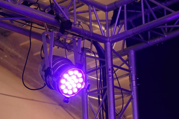 ışık ve sahne reflektör gölgesi