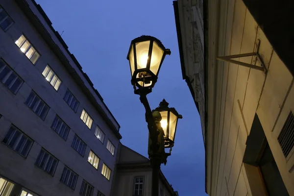 プラハの歴史的中心部の伝統的な古いランプ — ストック写真