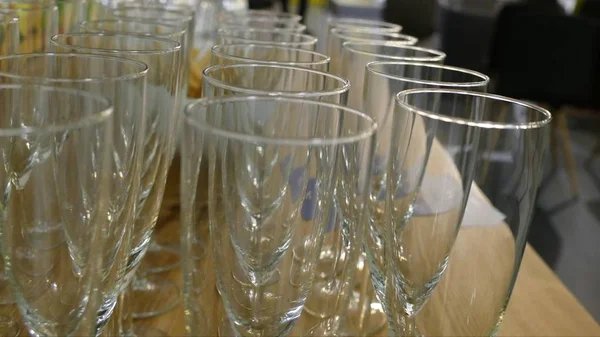 Bicchieri di vino trasparenti puri preparati per una festa — Foto Stock