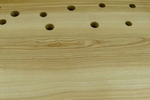 Drewniany stół biurko z okrągłymi otworami — Zdjęcie stockowe
