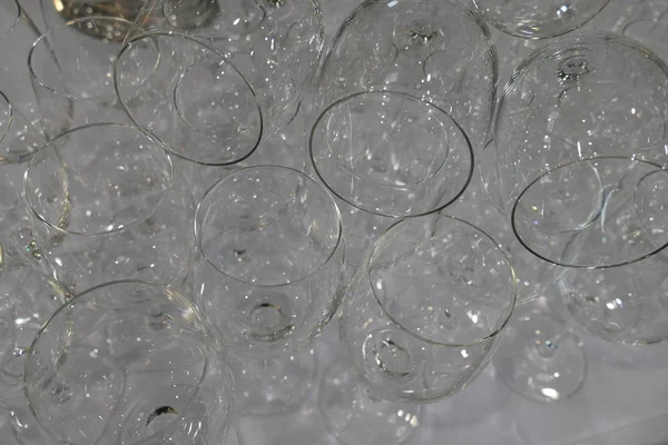 Copas de vino transparentes puras preparadas para una fiesta —  Fotos de Stock