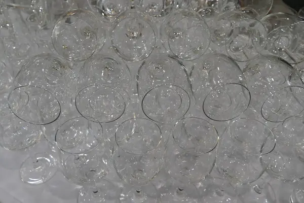 Καθαρή διαφανή ποτήρια κρασιού προετοιμασμένοι για ένα κόμμα — Φωτογραφία Αρχείου