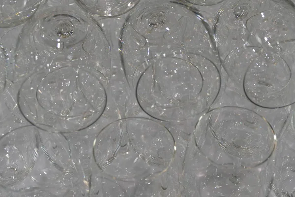 Bicchieri di vino trasparenti puri preparati per una festa — Foto Stock