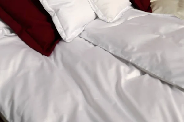 Detalhe de uma cama com travesseiros — Fotografia de Stock