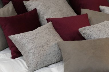 bir yatak odası bir rahatlama için yastıklar