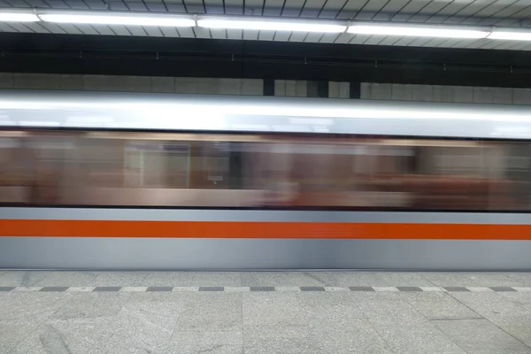 Метро в тунелі метро в русі — стокове фото