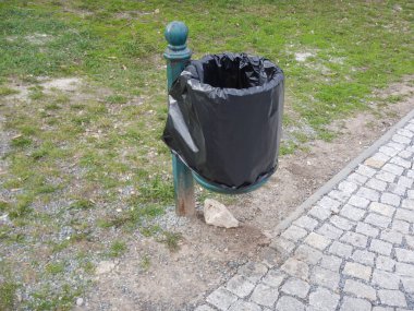 Açık rubish bin bir parkta