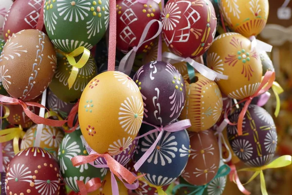 Декоративные разноцветные пасхальные яйца — стоковое фото