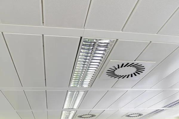 Ceiling ventilation ang light grid — Stock Photo, Image
