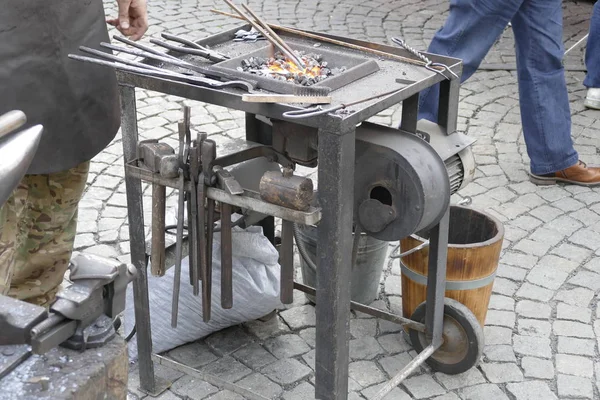 IJzeren kunst craft met hamer en brand — Stockfoto