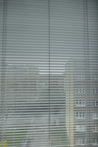 Вікно з видом через горизонтальне сліпе вікно — стокове фото