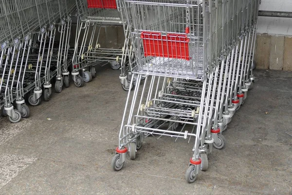 Row of stocked shopping trolleys — Stock Photo, Image