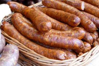geleneksel sosis bir pazarda satılan