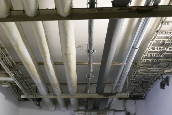 Tubos e tubos abaixo de um teto — Fotografia de Stock