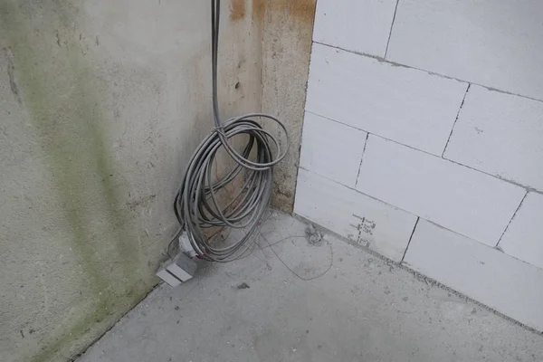 Kabels voor de voeding van de elektriciteit in een oud gebouw — Stockfoto