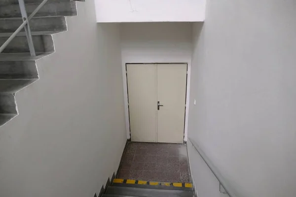 Старая лестница в промышленном здании — стоковое фото