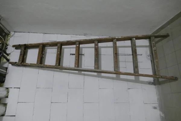 Escada rolante em uma parede de tijolo branco — Fotografia de Stock