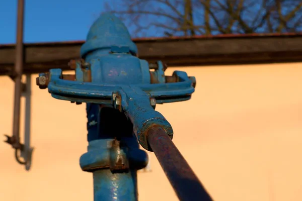 Oude blauwe openbare waterpomp op het plein — Stockfoto