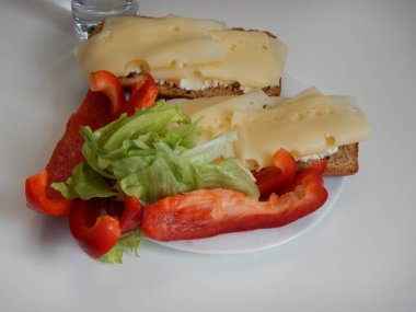 ekmek peynir ve sebze ile snack