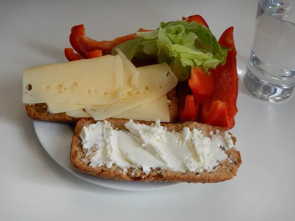 Przekąska z serem chleba i warzyw — Zdjęcie stockowe