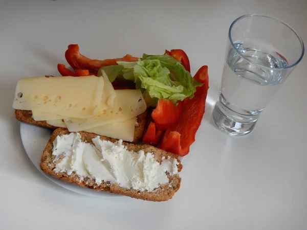 Snack mit Brotkäse und Gemüse — Stockfoto