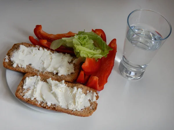 Spuntino con pane formaggio e verdure — Foto Stock