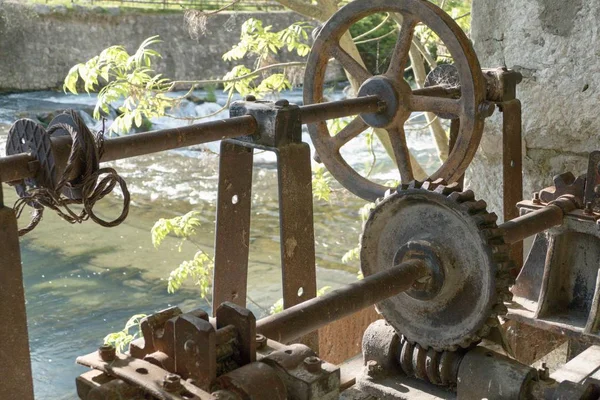 Vecchia struttura di lavoro ad acqua con ruote — Foto Stock