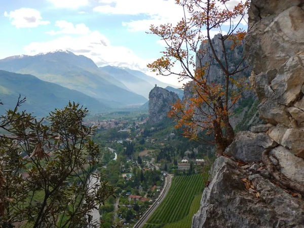 Hrad Arco v Itálii s panorama údolí — Stock fotografie