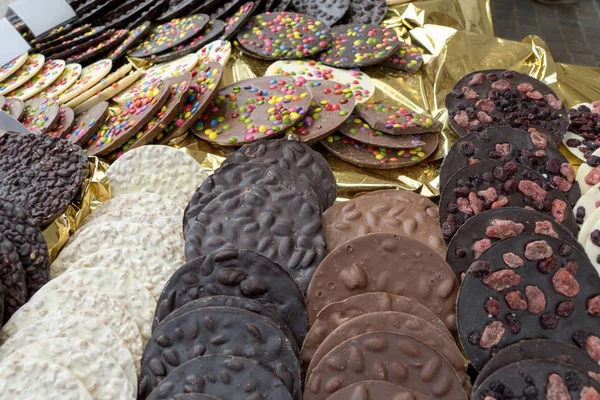 Искусство делать шоколадные конфеты — стоковое фото