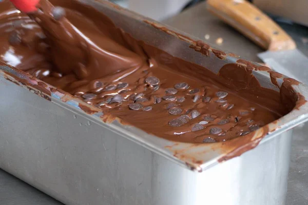De kunst van het maken van chocolade snoepjes — Stockfoto