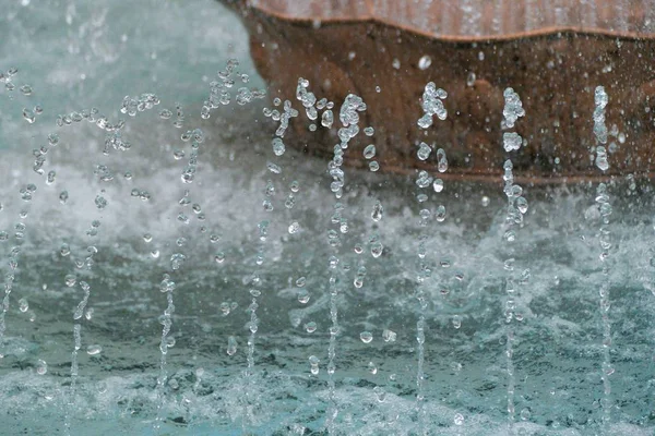 Detail eines Wassertropfens in einem Brunnen — Stockfoto