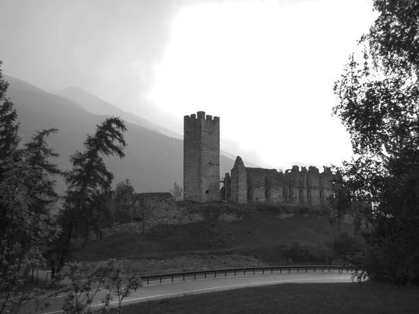 Belo castelo belfort ruína em itália — Fotografia de Stock