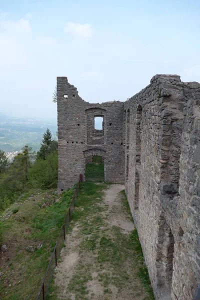 Vackra castel belfort ruin i Italien — Stockfoto